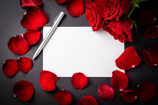 Roses rouges avec une carte-cadeau pour y écrire