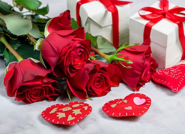 roses rouges avec coeurs décoratifs et cadeaux