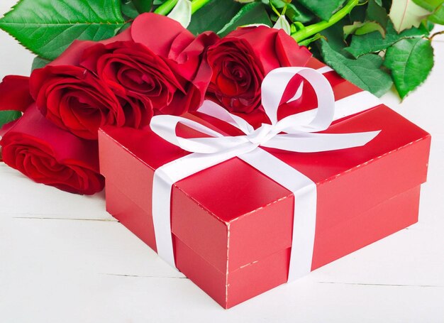 roses rouges avec coeurs décoratifs et cadeaux