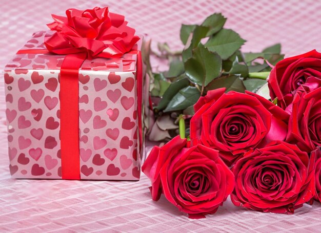 roses rouges avec coeurs décoratifs et cadeaux