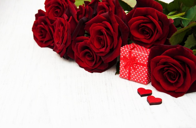 Roses rouges et coffret cadeau