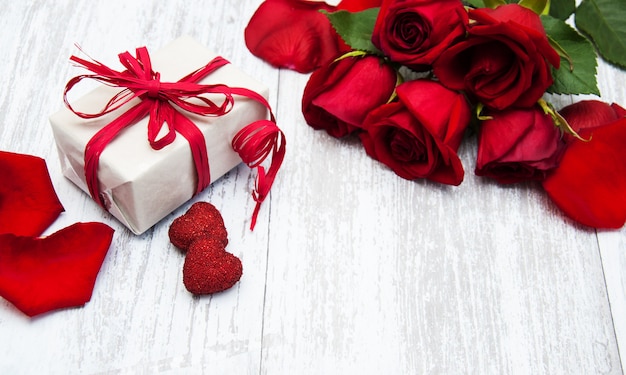 Roses rouges et coffret cadeau