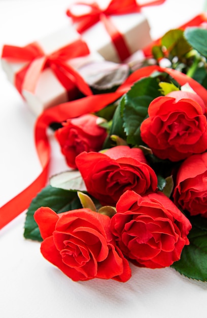 Roses rouges et coffrets cadeaux