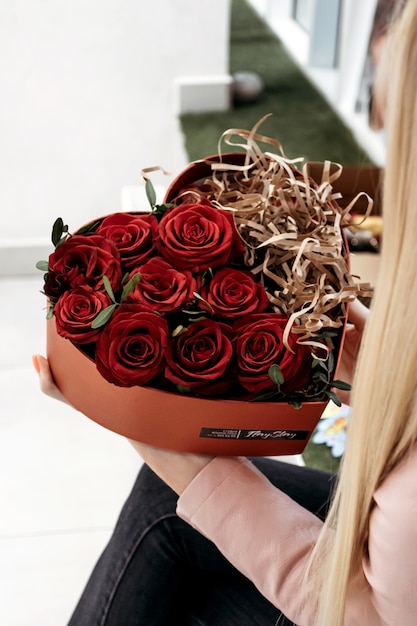Roses rouges dans une boîte en forme de coeur Cadeau de bien-aimé