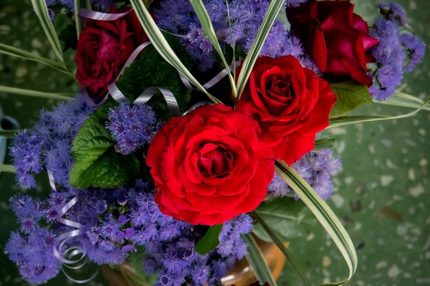 Roses rouges dans le bouquet sur le sol Filtre rétro Style vintage