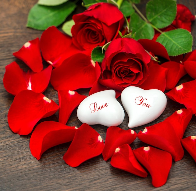 Roses rouges et deux coeurs. Décoration Saint Valentin. Fond de vacances. Exemple de texte Je t'aime