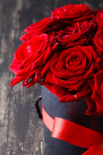 Roses rouges de luxe romantiques dans une boîte cadeau noire