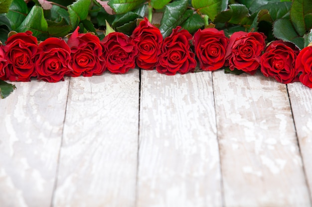 Roses rouges sur planche de bois