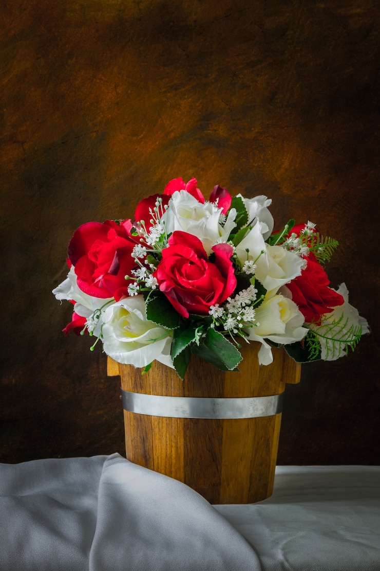 Photo roses rouges et roses blanches artificielles sur fond blanc