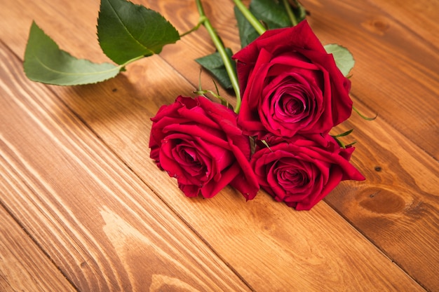 Roses rouges sur une surface en bois