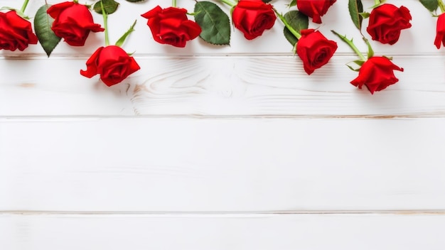 Roses rouges sur une table en bois blanche