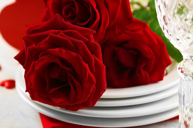 Roses rouges sur la table de vacances servie