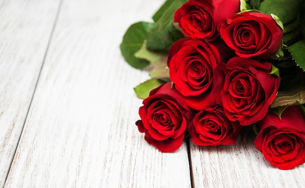 Roses rouges sur une table