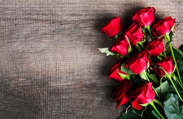 Roses rouges sur une table