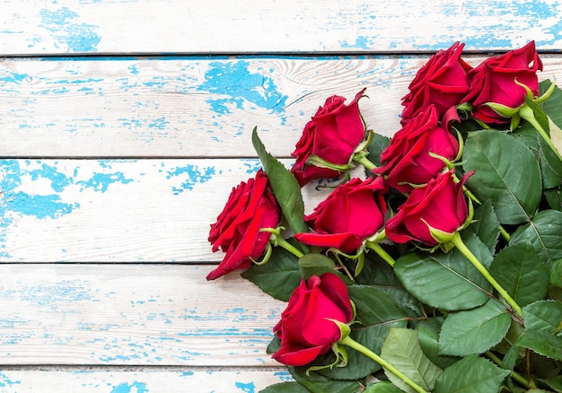 Roses rouges sur un vieux fond en bois bleu Vue de dessus