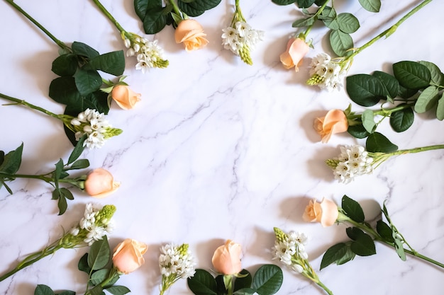 Roses sur une surface en marbre dans un cercle