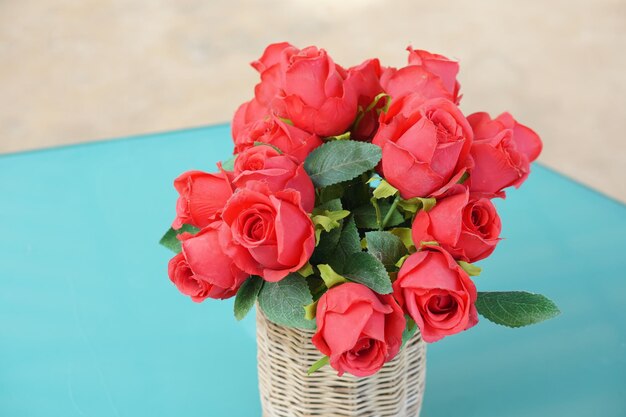 Des roses sur la table pour la Saint Valentin