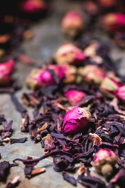 Roses de thé et fleur d'hibiscus séchée