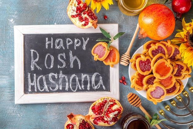 Photo rosh hashana fond de vacances juives avec pommes rouges miel grenade shofar et gobelet vacances du nouvel an juif avec symboles traditionnels bonne carte de voeux rosh hashana