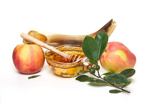 Rosh hashanah concept de vacances du nouvel an juif Un bol en forme de pomme avec des pommes au miel un shofar sont des symboles traditionnels de la fête Isolé sur fond blanc