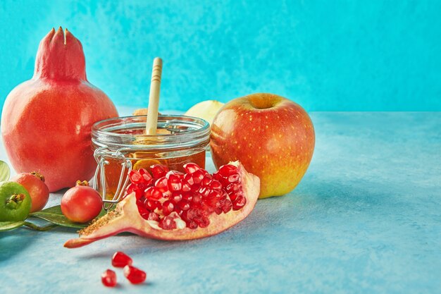 Rosh hashanah avec pot de miel et pommes fraîches aux graines de grenade