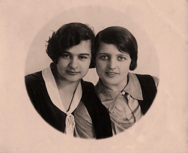 Photo rostov, urss, vers 1932 une vieille photographie montre un portrait en studio de deux belles filles.