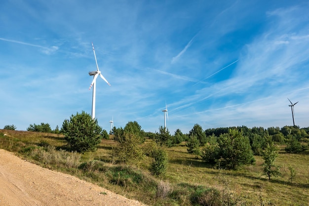 La rotation des pales d'une hélice de moulin à vent sur fond de ciel bleu La production d'énergie éolienne L'énergie verte pure