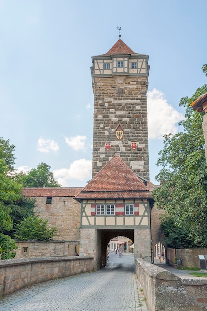 Rothenburg ob der Tauber (Rothenburg-sur-le-Tauvre) est située dans la région de Rothenburg.