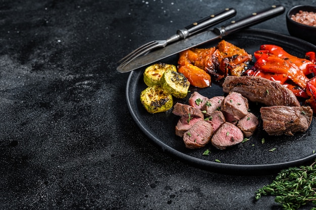 Rôti d'agneau ou de filet de chèvre Steak de viande en assiette avec légumes grillés