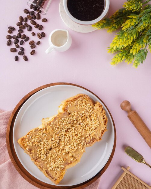 Photo roti bakar est généralement préparé comme un sandwich de pain blanc grillé avec une garniture