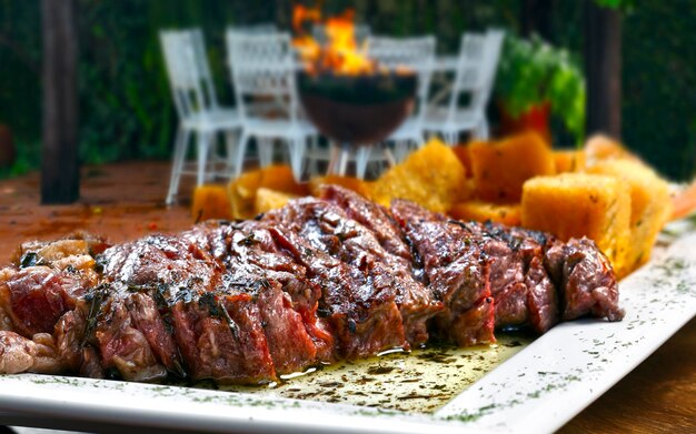 Rôti de boeuf aux légumes et salade