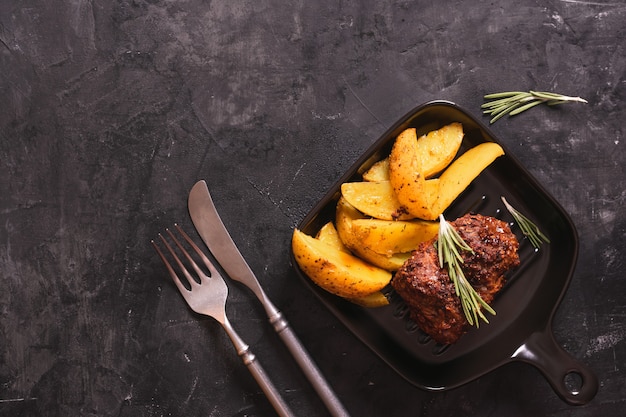 Rôti de bœuf aux pommes de terre frites