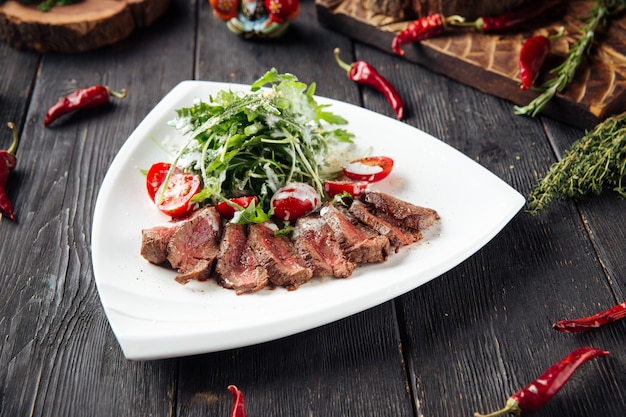 Rôti de boeuf gourmand avec roquette et salade de tomates