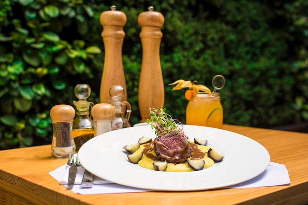 Rôti de boeuf avec purée de pommes de terre restaurant gastronomique péruvien