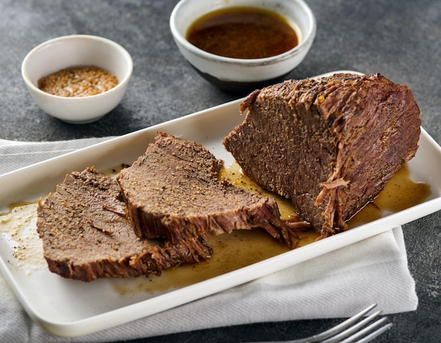 Rôti de boeuf ragoût de boeuf tranché morceau de boeuf frit avec sauce sur une assiette