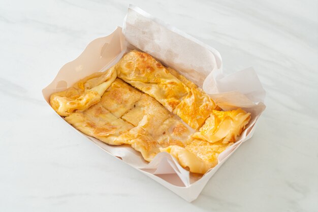 roti frit avec oeuf et lait concentré sucré