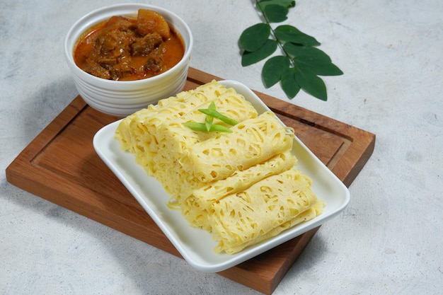 Roti Jala ou crêpe dentelle ou crêpe filet servi avec curry d'agneau ou de mouton