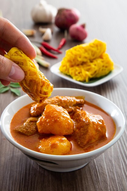 Photo le roti jala ou la crêpe à la dentelle est un aliment traditionnel malaisien, une collation malaise populaire servie avec des plats au curry.