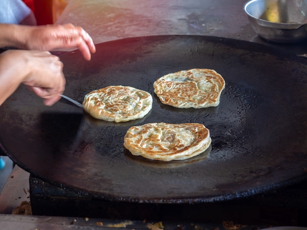 Roti Making, Roti et œuf frit sur la poêle.