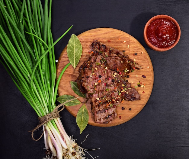 Rôti sur un morceau de veau grillé