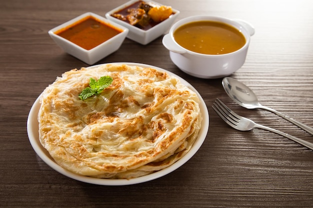 Roti Parata ou Roti canai avec sauce au curry d'agneau