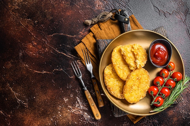 Rôti de pommes de terre rissolées Beignets de légumes dans une assiette avec sauce tomate Fond sombre Vue de dessus Espace de copie