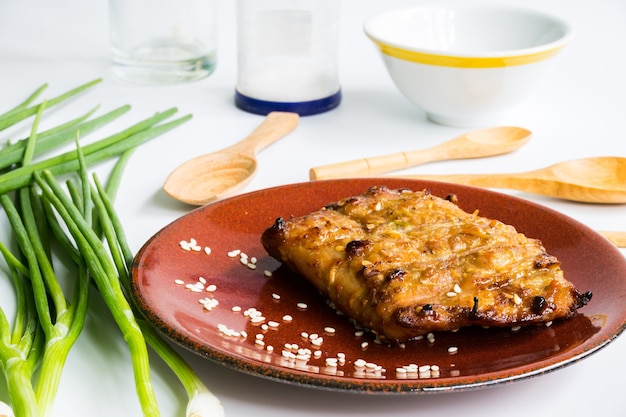 Rôti de porc aux herbes et légumes isolés sur fond blanc.