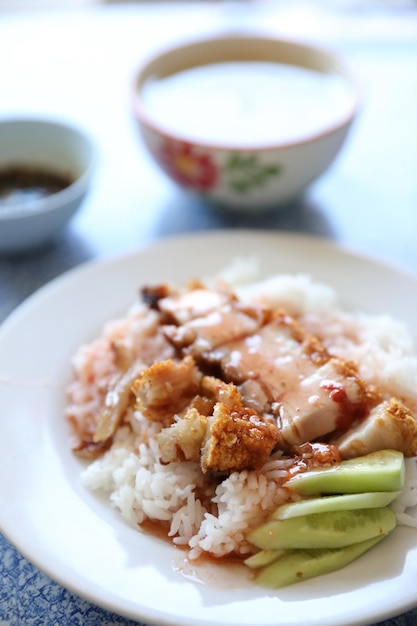 Rôti de porc croustillant avec du riz, cuisine thaïlandaise