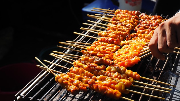 Rôti de porc sur le gril, barbecue, beaucoup de viande.