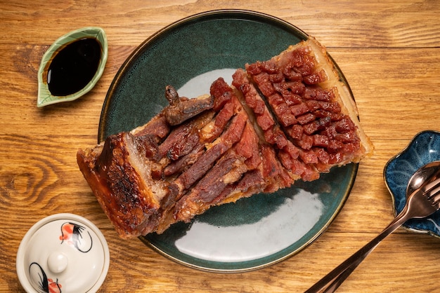 Rôti de porc grillé avec peau de porc croustillant prêt à manger