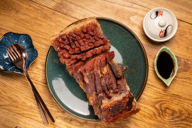 Rôti de porc grillé avec peau de porc croustillant prêt à manger