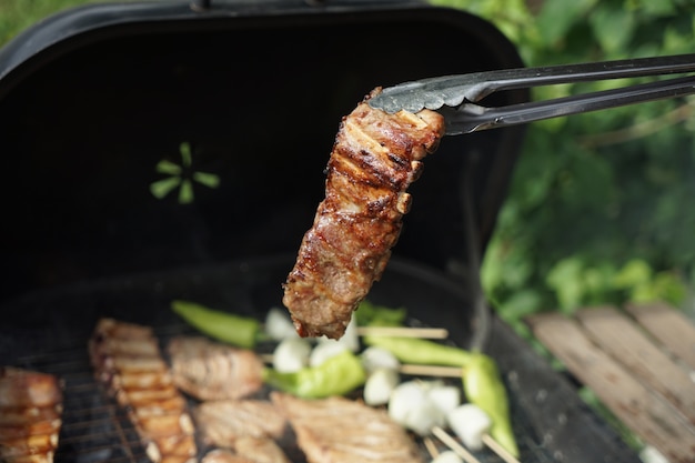 Photo rôti de porc et de poulet sur le barbecue pour faire un barbecue