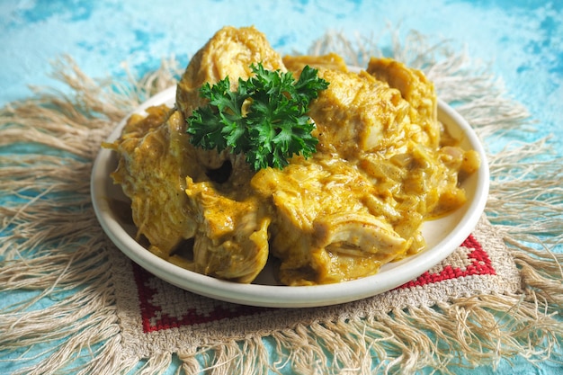 Rôti de poulet au curry délicieux et épicé de la cuisine indienne