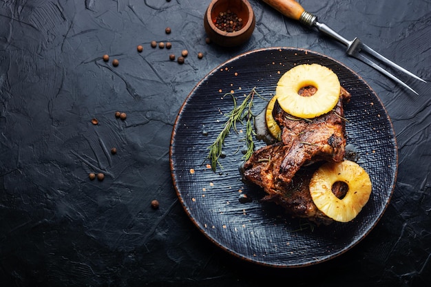 Rôti de viande de boeuf appétissant avec rondelles d'ananas Entrecôte de boeuf à la marinade de fruits Espace de copie